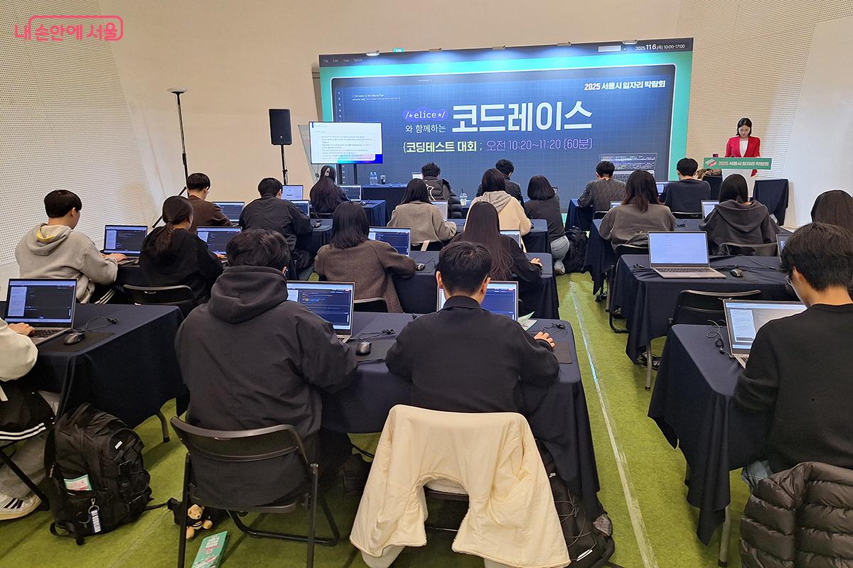 &lsquo;코드레이스&rsquo; 행사장에는 코딩을 이용한 프로그램 만들기 대회가 열렸다. &copy;백승훈