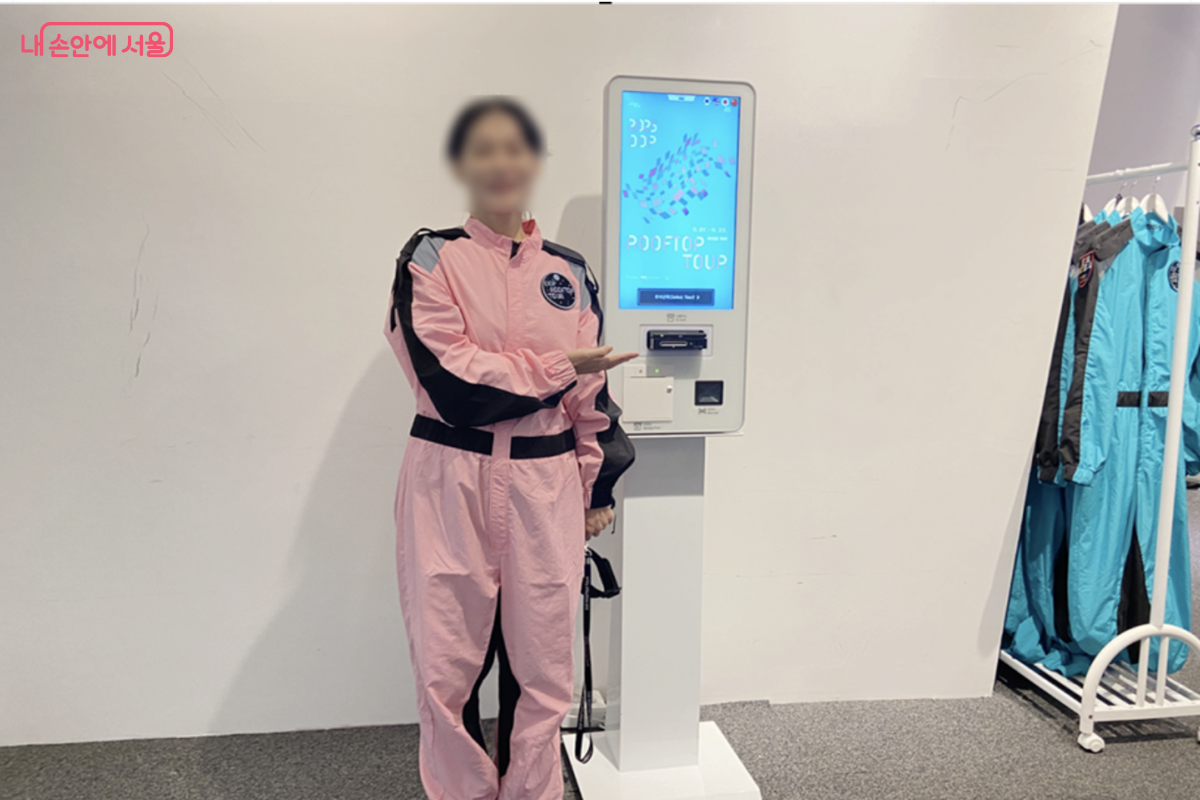 투어를 시작하기 전 전용 점퍼를 입은 후 기념 촬영을 했다. ©김경선