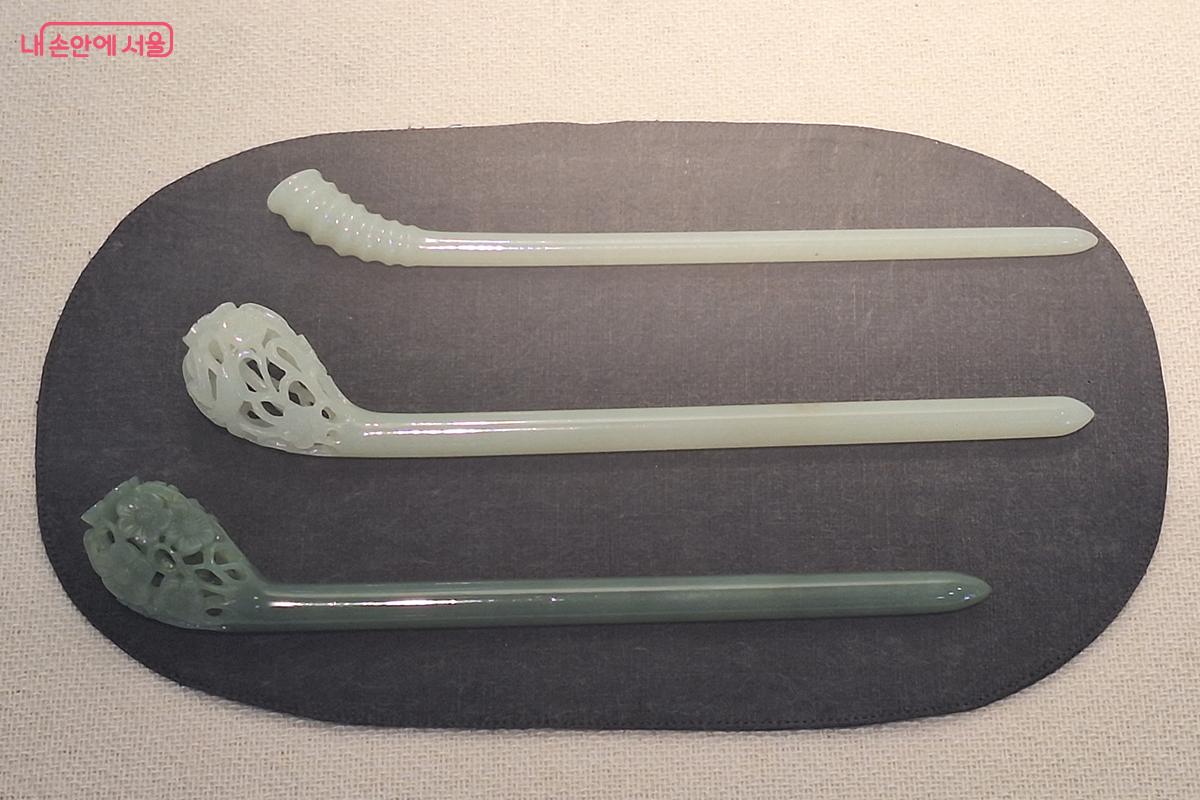  은은한 푸른빛을 머금은 옥의 빛깔은 고귀하고 신비로운 아우라를 풍기며, 동양에서 옥이 왜 그토록 사랑받는 재료였는지를 보여 준다. 