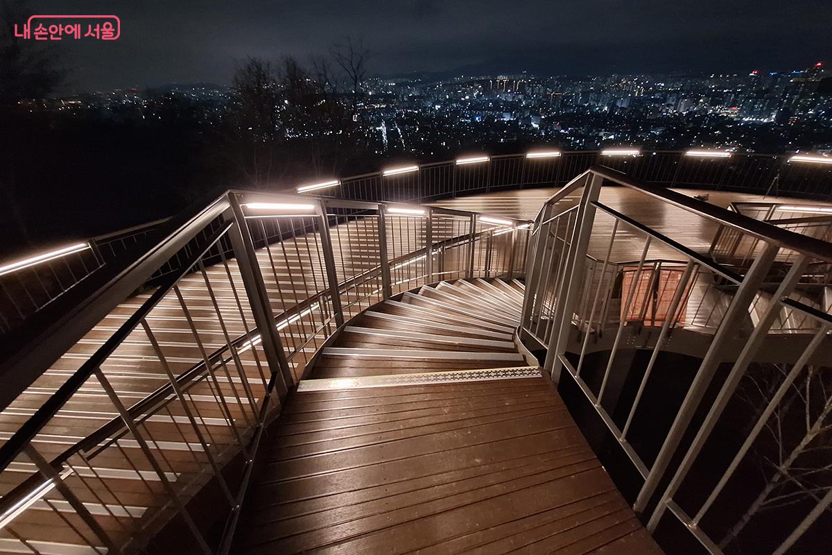 전망대의 계단은 미끄럼 방지를 위해 논슬립 패드 커버가 설치되었다. ©백승훈