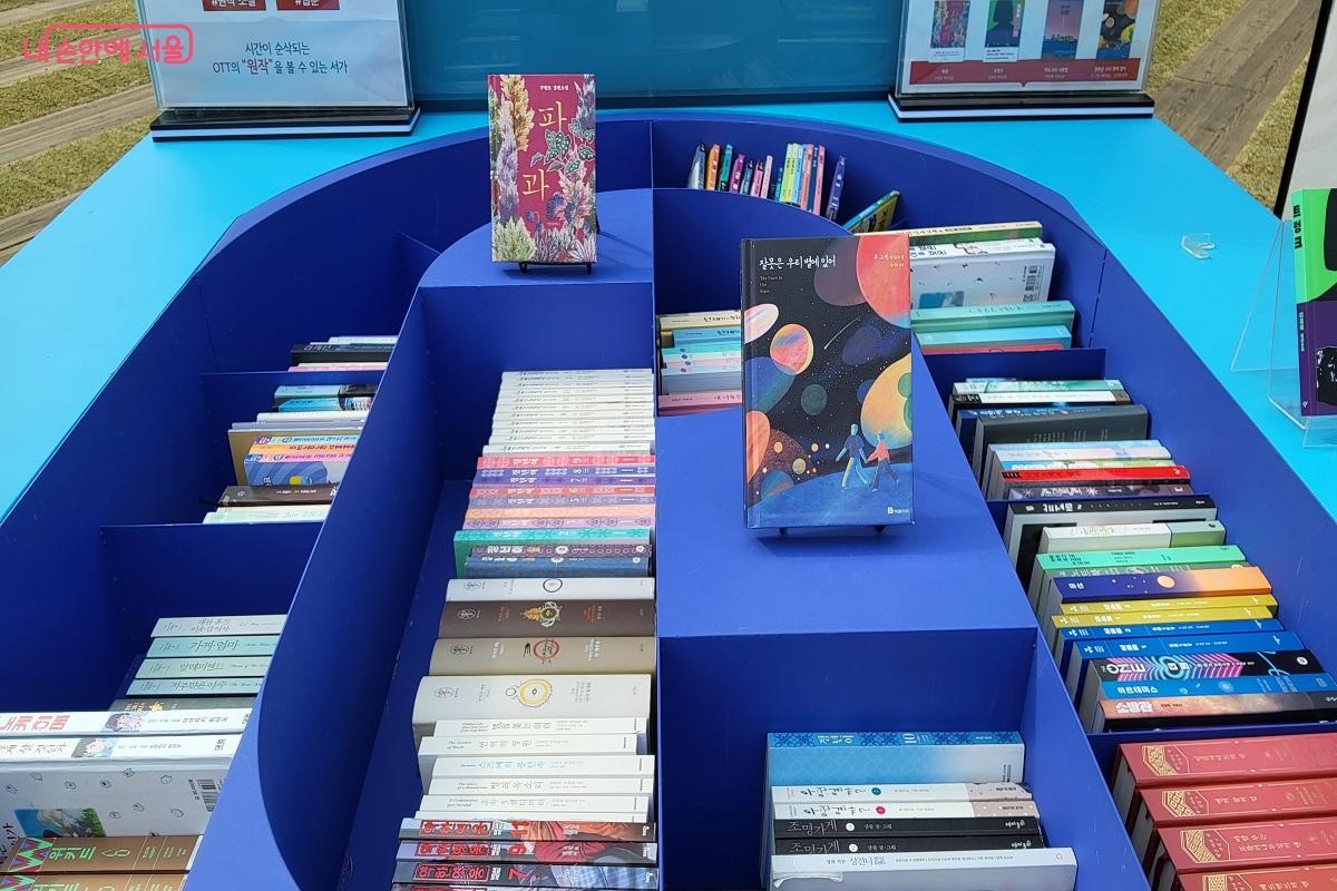 큐레이션된 도서들은 각 존마다 관련 책들을 품고 있다. &copy;권수진