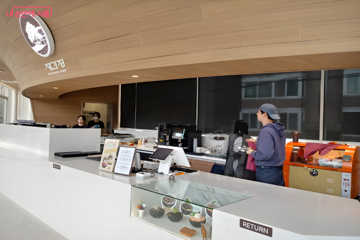 커피와 모히또, 빵 등을 구매할 수 있다. ©김영주