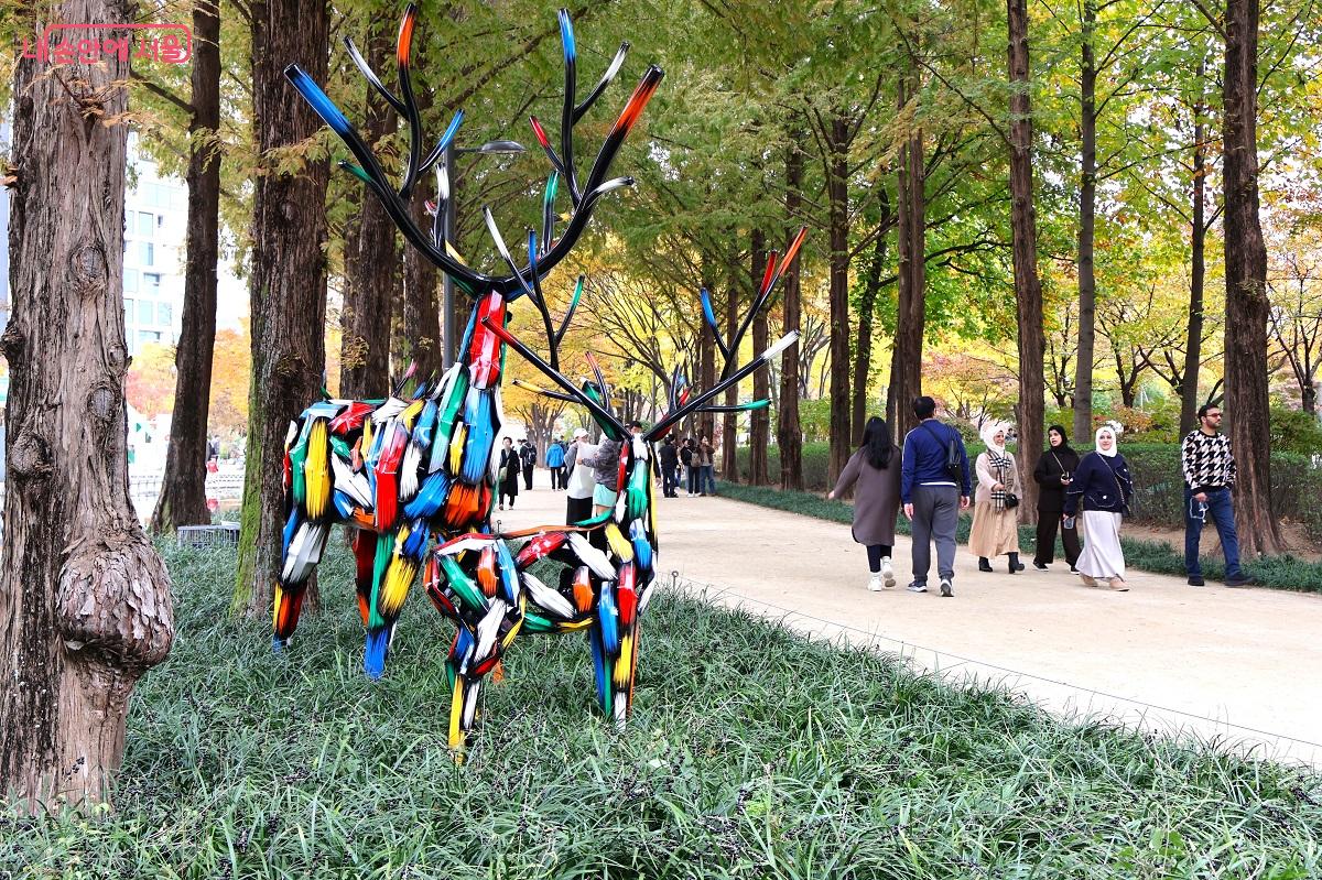공원 곳곳에 설치된 조각작품들이 방문객의 눈길을 끈다. ©이봉덕