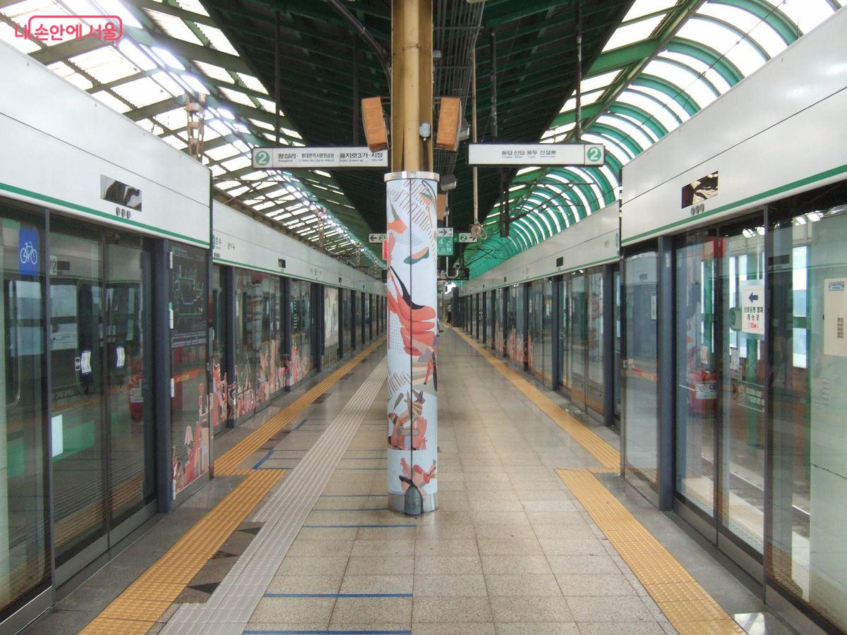 성수지선이 별도 열차로 운행되는 성수역 ©한우진