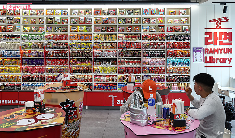 한국 라면은 매년 1조 원치 이상 수출되는 한국 경제의 효자가 되었다. 서울의 한 라면 매장.