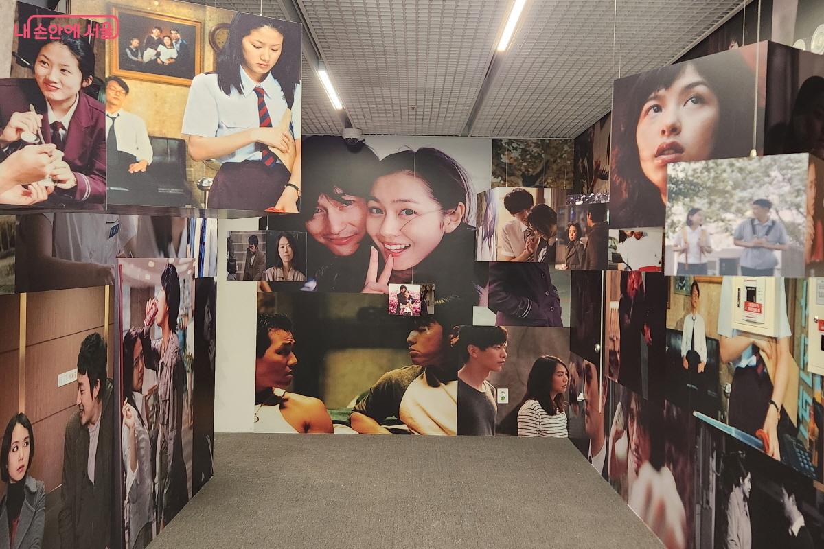 서울영화센터 4층 기획전시실에 마련된 영화 포스터 전시 공간은 포토존으로 활용하기 좋다. ©윤혜숙