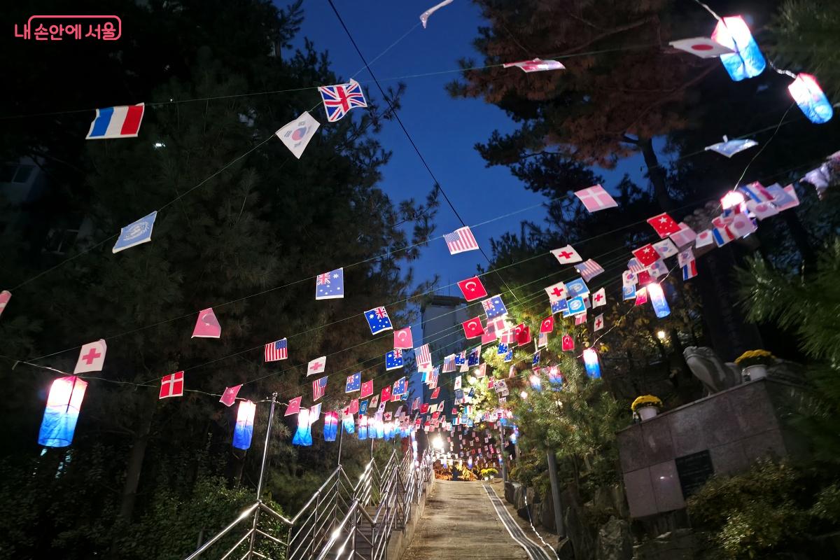 꽃받이 행렬을 기다리는 남이장군사당 입구 &copy;장승철