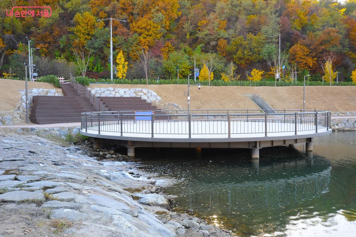 유수지 한쪽에는 공연 공간인 ‘달빛섬’과 객석을 설치했다.  ⓒ조수봉