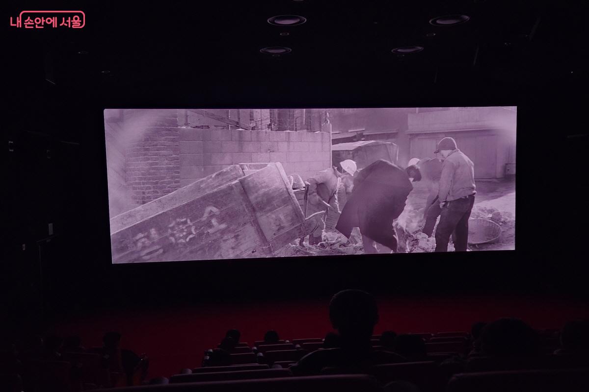 영화 <휴일>은 1960년대 전차가 다니던 시절을 배경으로 서울의 역사를 보여준다. ©윤혜숙