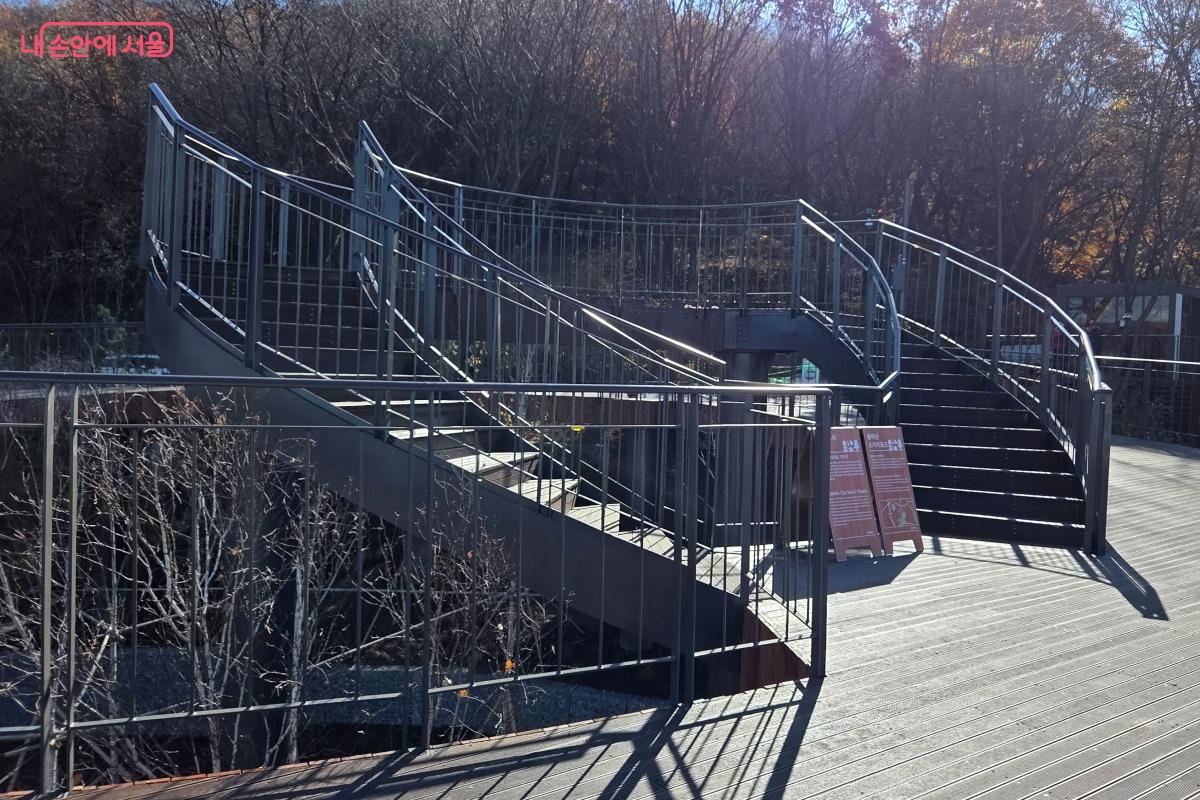 계단을 이용해 '하늘전망타워'에 올라가면 더 멋진 풍경을 만난다. ©김미선