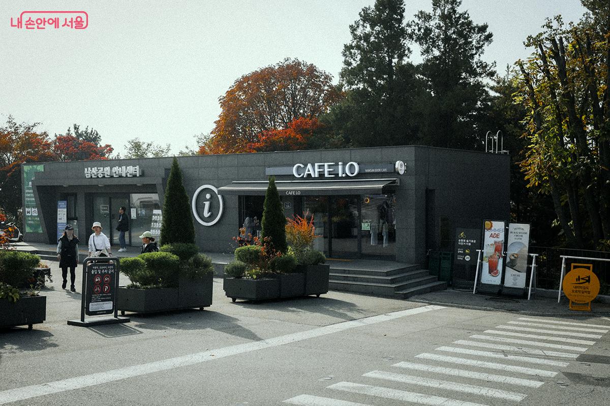 새로 조성된 ‘남측순환로 보행전용 안전데크’는 ‘남산공원 안내센터 및 CAFE i.O’ 건물 오른쪽에 위치해 있으며, 남산순환버스와 서울시티투어버스가 내려가는 길이기도 하다. ©김아름