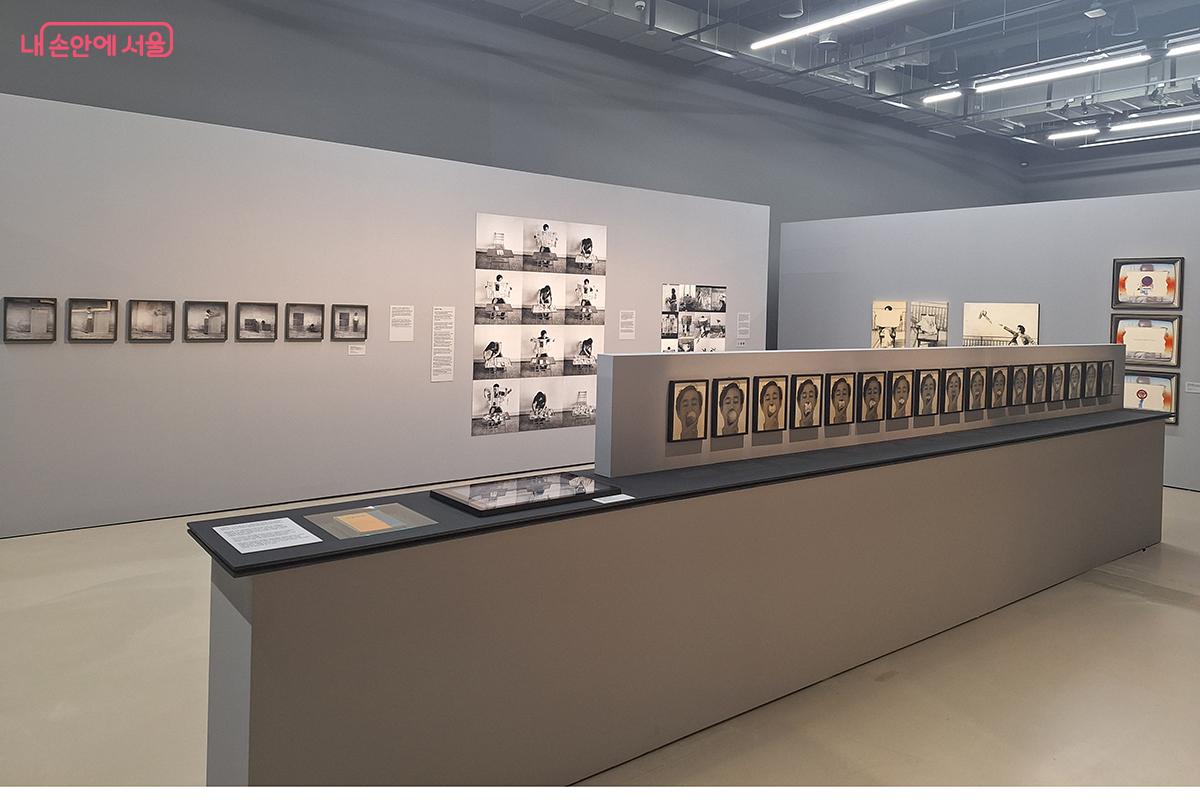 2전시실은 1970년대와 80년대 한국 개념미술과 사진 매체 실험의 확장을 보여준다. ©백승훈