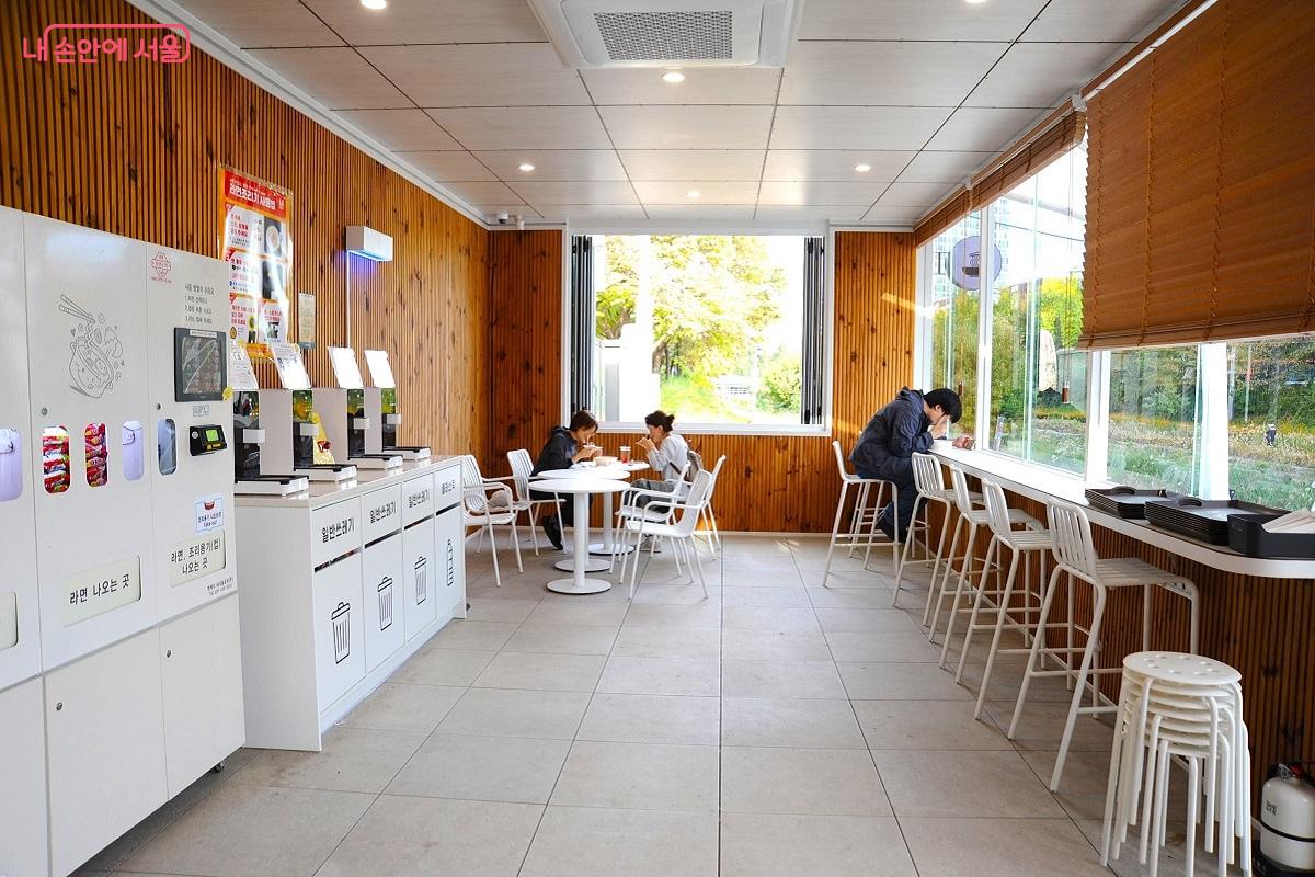 당현마루 라면존에서는 라면을 구입해 직접 조리를 할 수 있다. ⓒ조수봉
