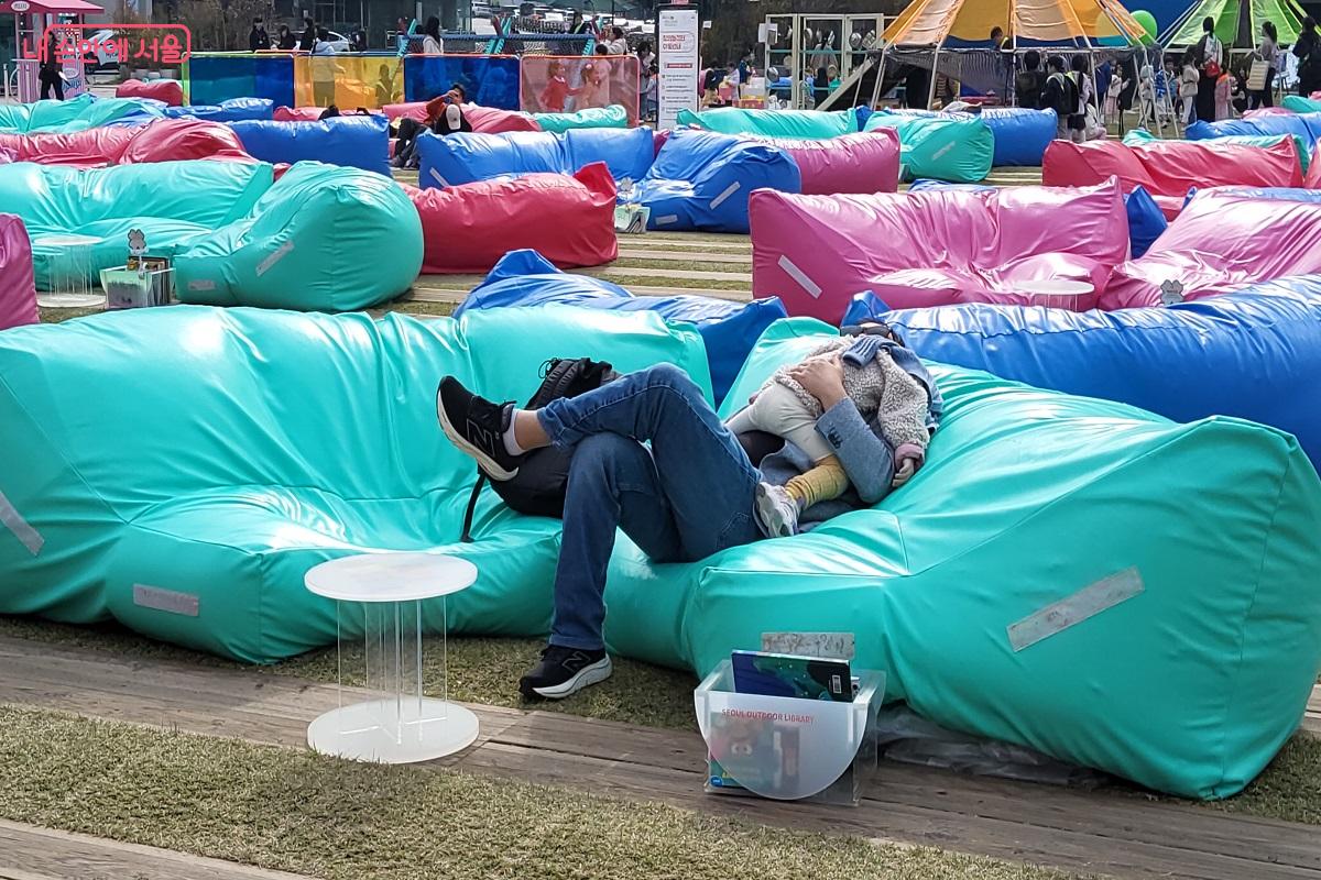 아빠와 나들이 나온 아이는 가을 햇살 아래 아빠 품에서 잠이 들었다. &copy;권수진