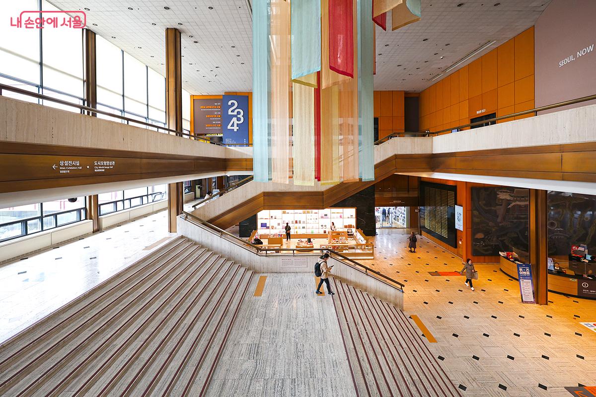 높은 천정고가 인상적인 서울역사박물관 실내 모습 ©김주연