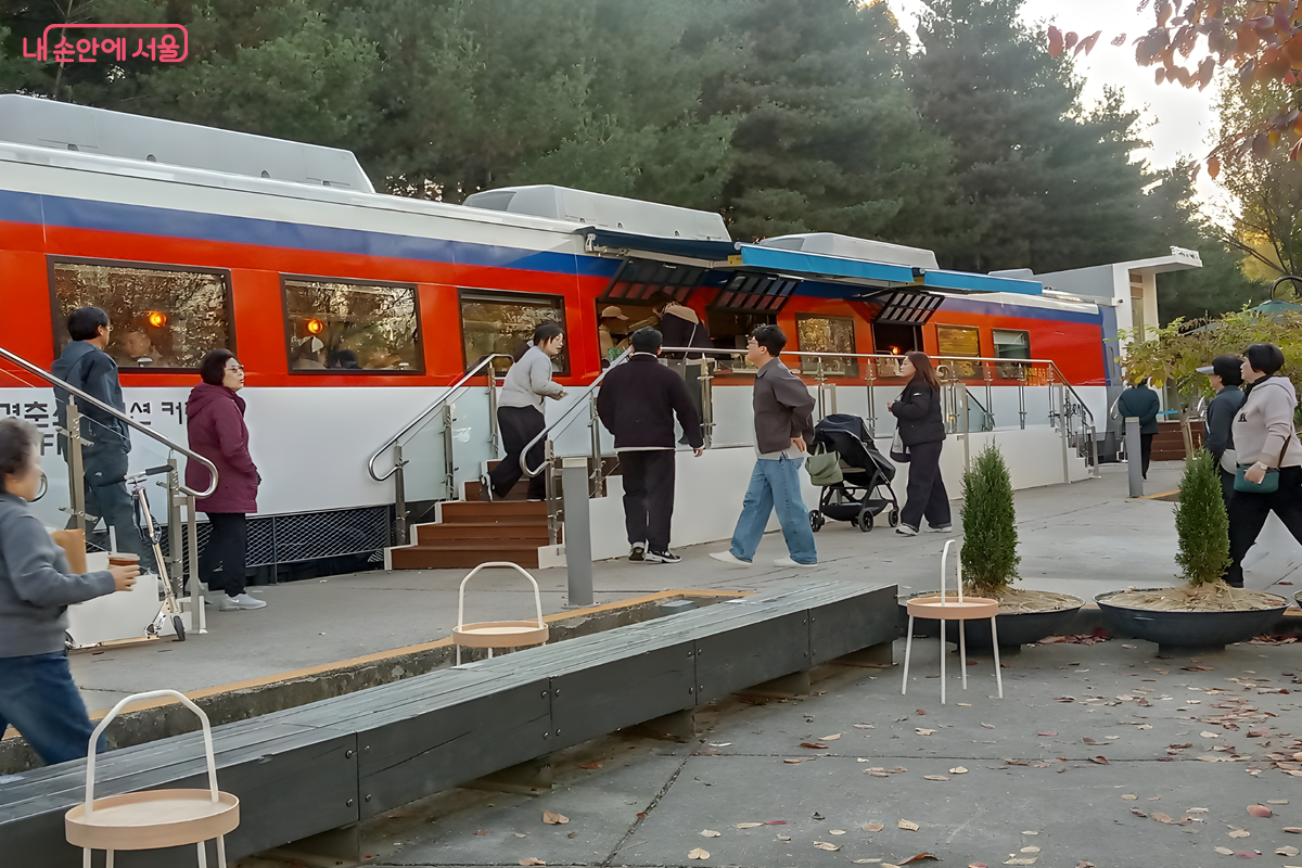 기존 하계동에 있는 경춘선숲길 방문자센터를 리모델링해 조성한 &lsquo;경춘스테이션 북&커피&rsquo; &copy;김영주 