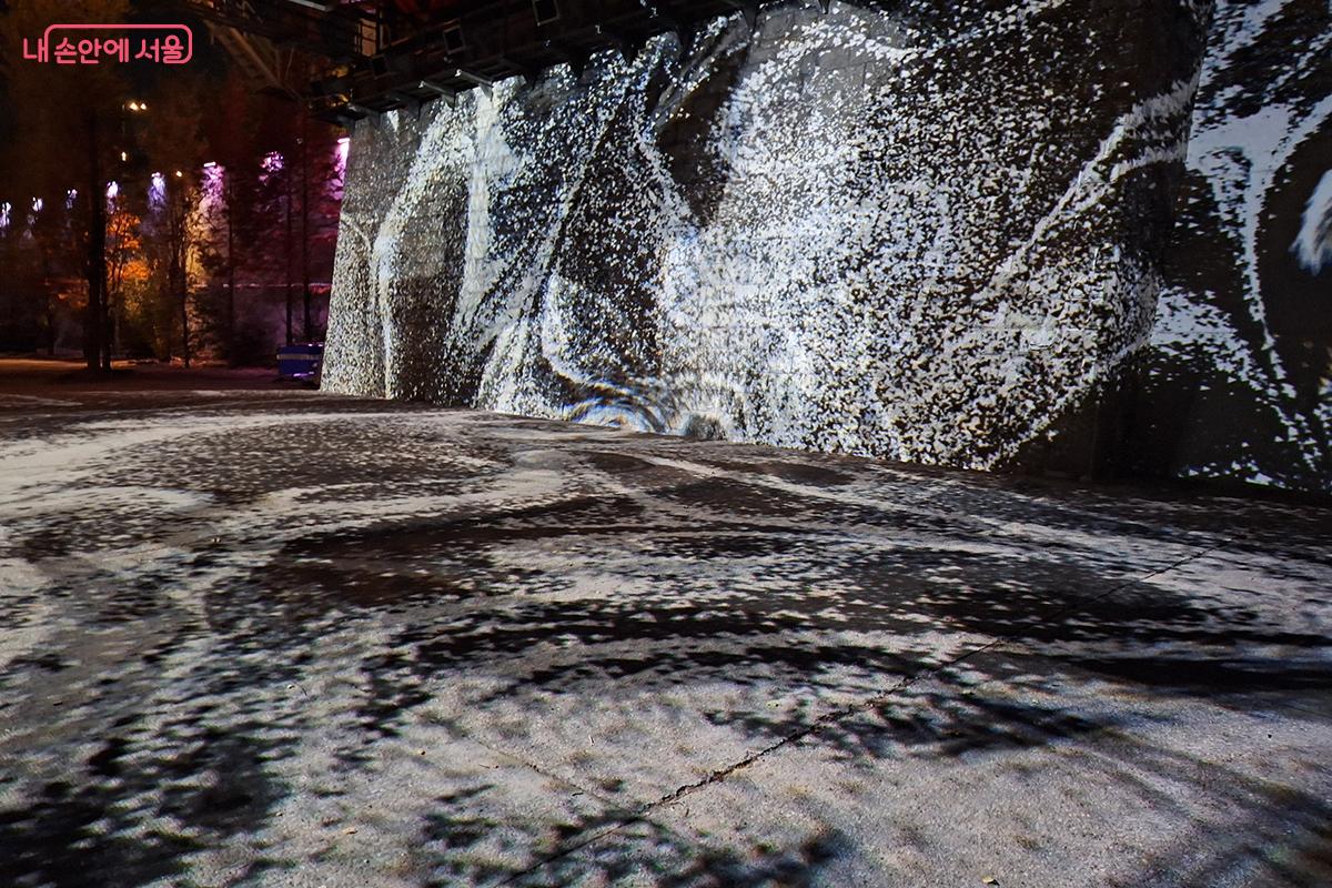 정윤수 작가의 ‘후라칸’은 마치 폭풍 속에 들어온 듯한 느낌을 전달한다. ©백승훈