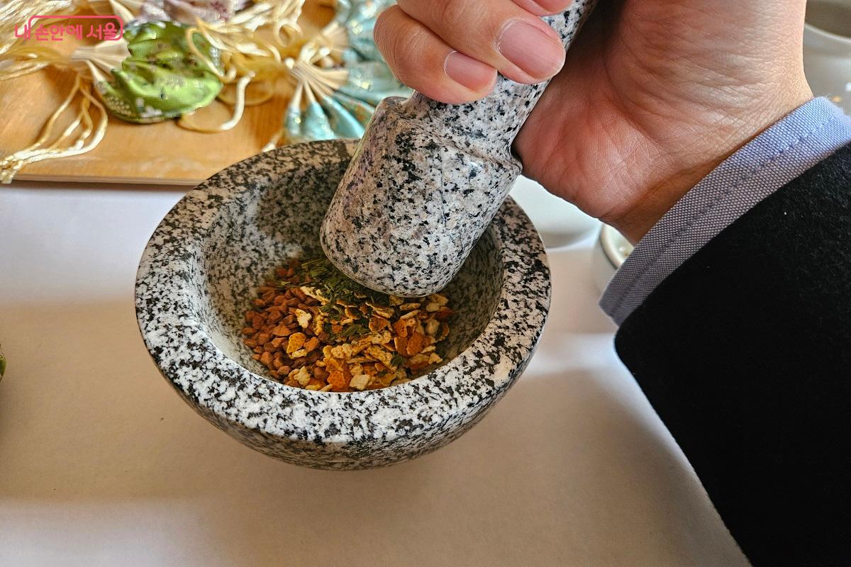 원하는 재료 3가지를 골라 곱게 갈았다. ⓒ김진호