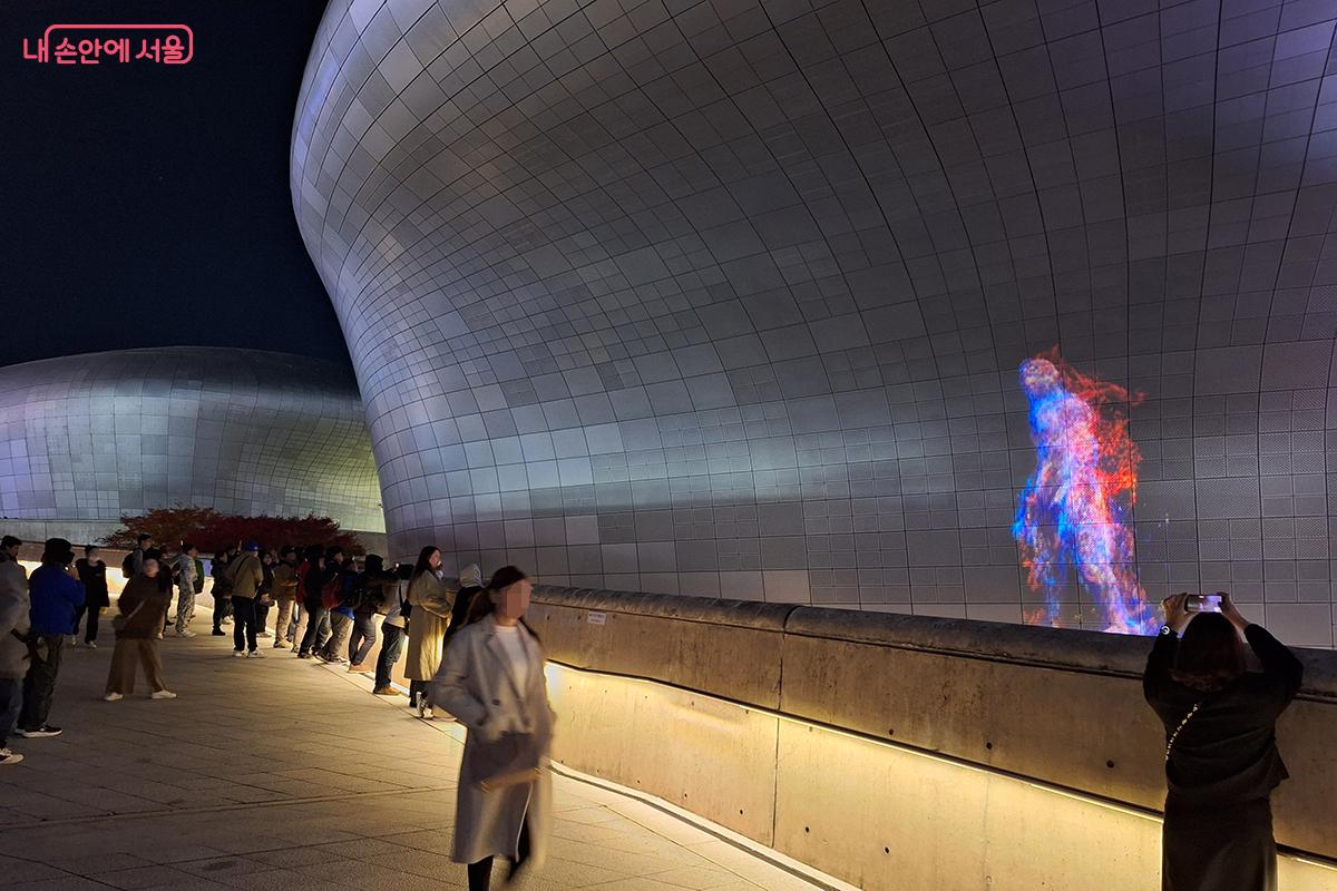 원밀리언의 대표 아티스트 리아킴과 루트가 참여하는 미디어아트 &lsquo;빅 무브 위드 리아킴&rsquo; &copy;백승훈