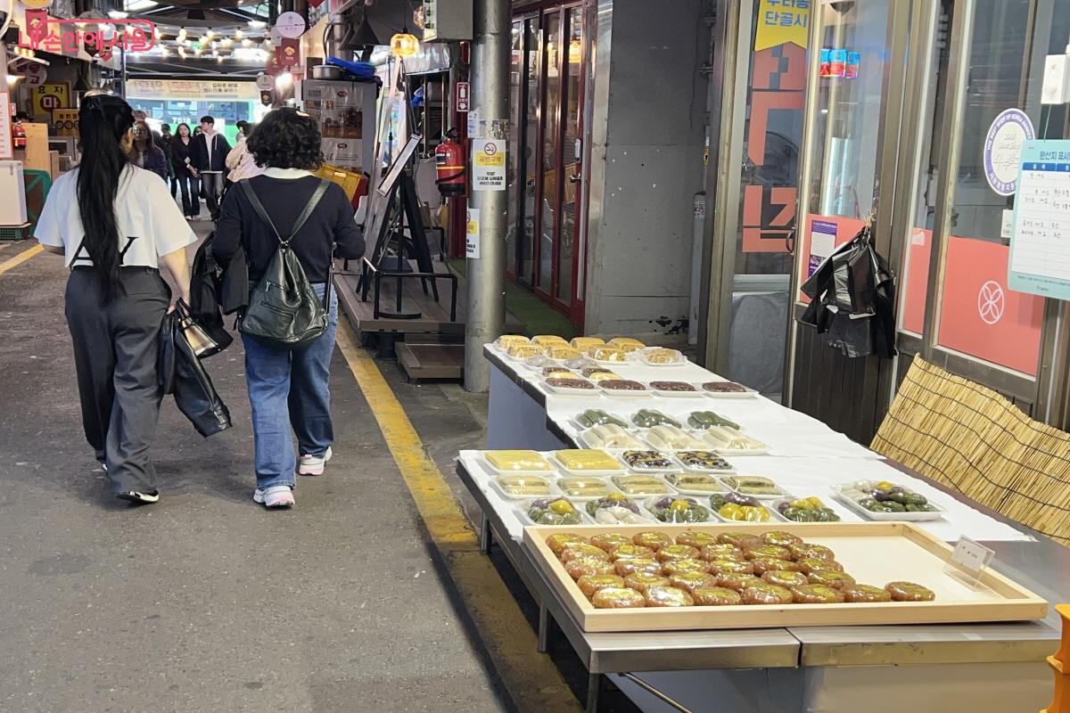 전통시장 방문 후 시장 음식 사진 찍는 미션을 수행했다. &copy;박지영 