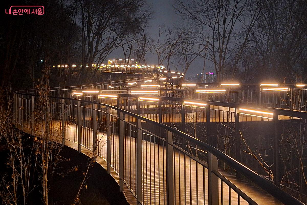 야간에 찾은 ‘용마산 스카이워크’는 기대를 뛰어넘는, 그야말로 환상적인 밤의 무대였다. ©백승훈
