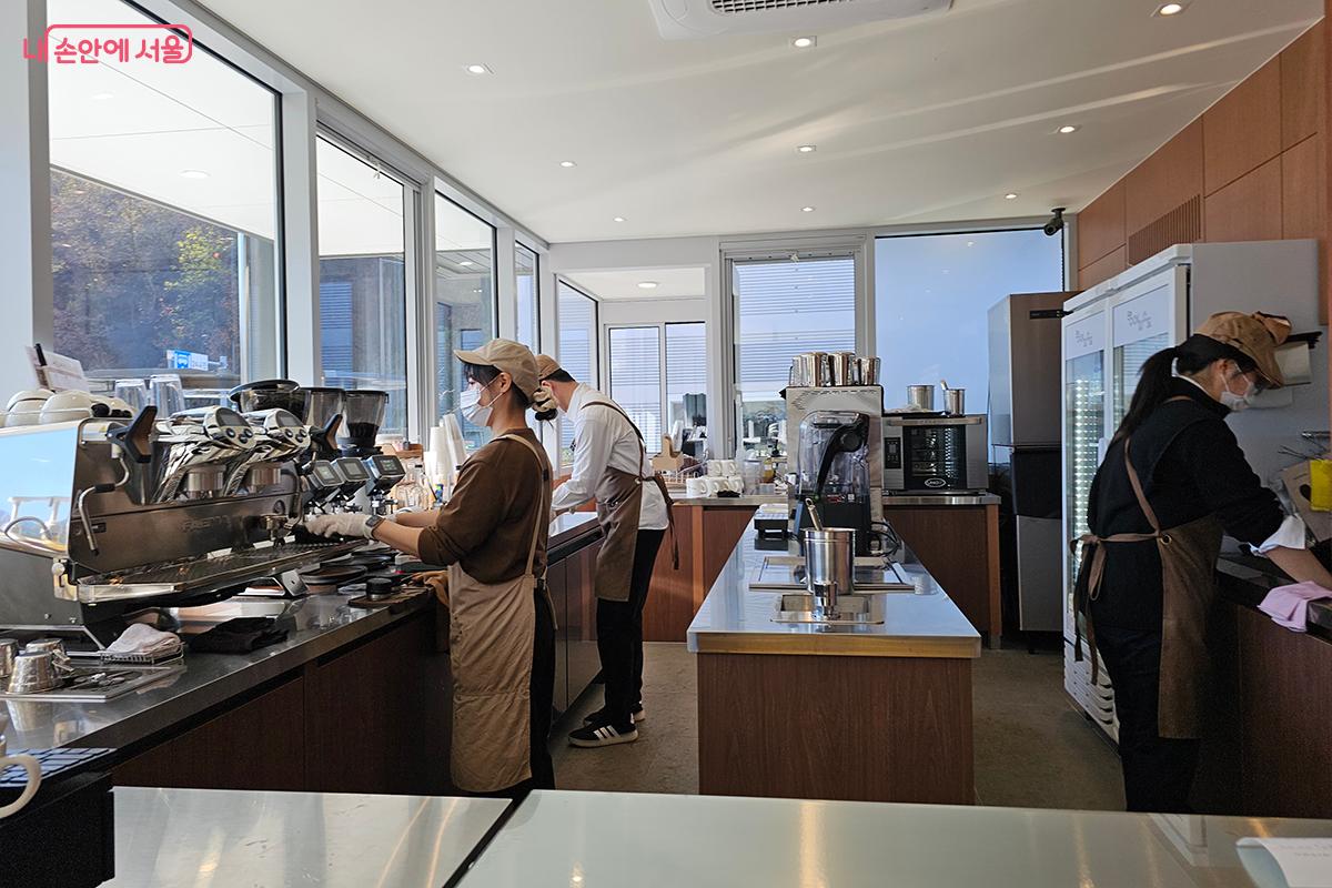 수변카페 '은평 에피소드'는 은평구 자립준비청년들의 꿈을 키우는 공간이라는 사실에 마음이 더욱 따뜻해진다. ©정향선