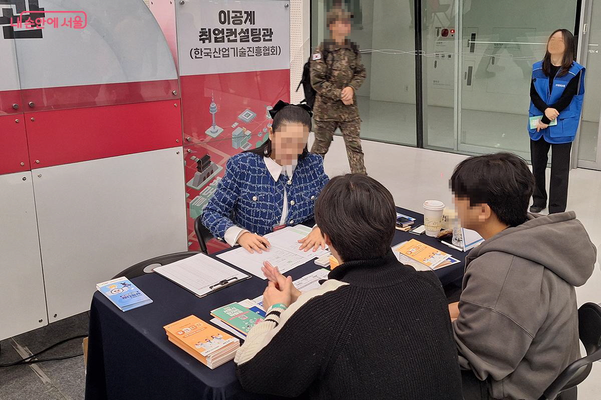 '이공계 취업컨설팅관'은 과학과 기술의 최전선에서 새로운 가능성을 열어가는 이공계 취업준비생을 위한 맞춤 컨설팅 부스이다. ©이혜숙