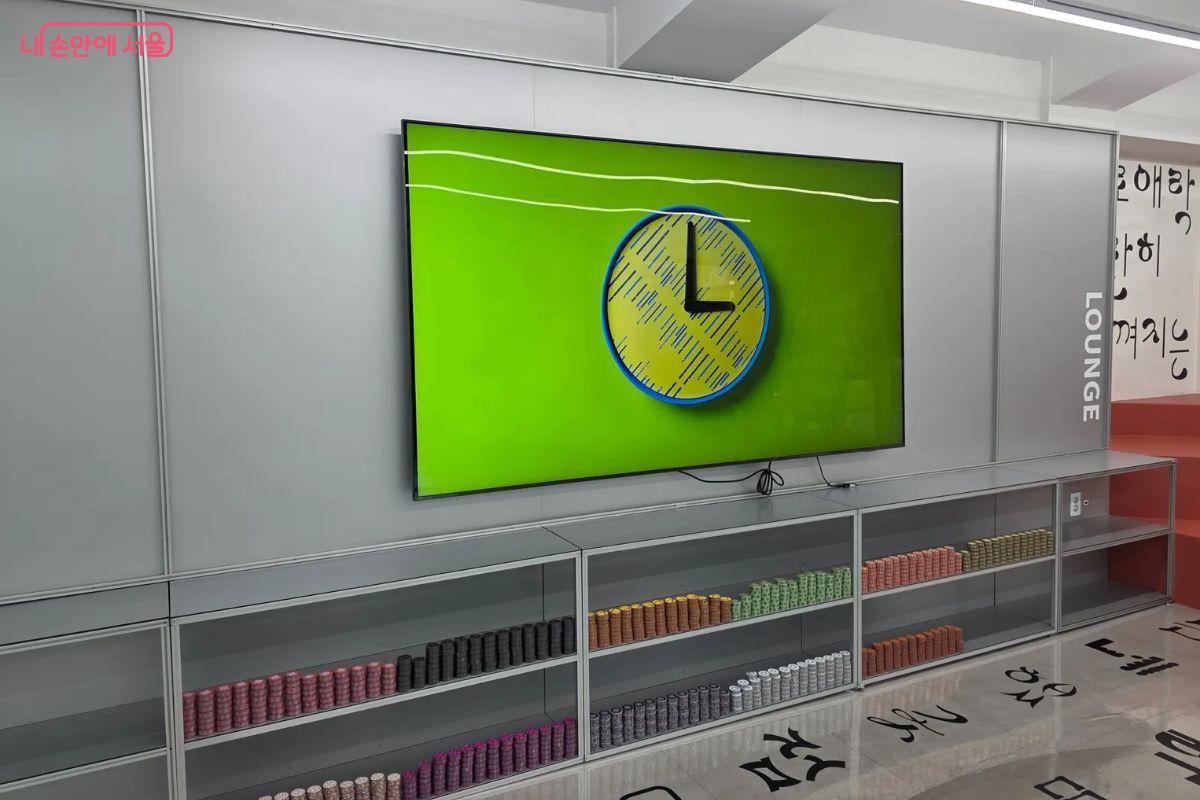 패턴을 활용한 다양한 가상 디자인을 스크린을 통해 볼 수 있다. ©김민지