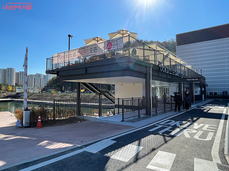 수변카페 &lsquo;은평 에피소드&rsquo;, 드라이브 스루가 가능하고 오전 8시~오후 9시까지 연중무휴로 운영된다.
