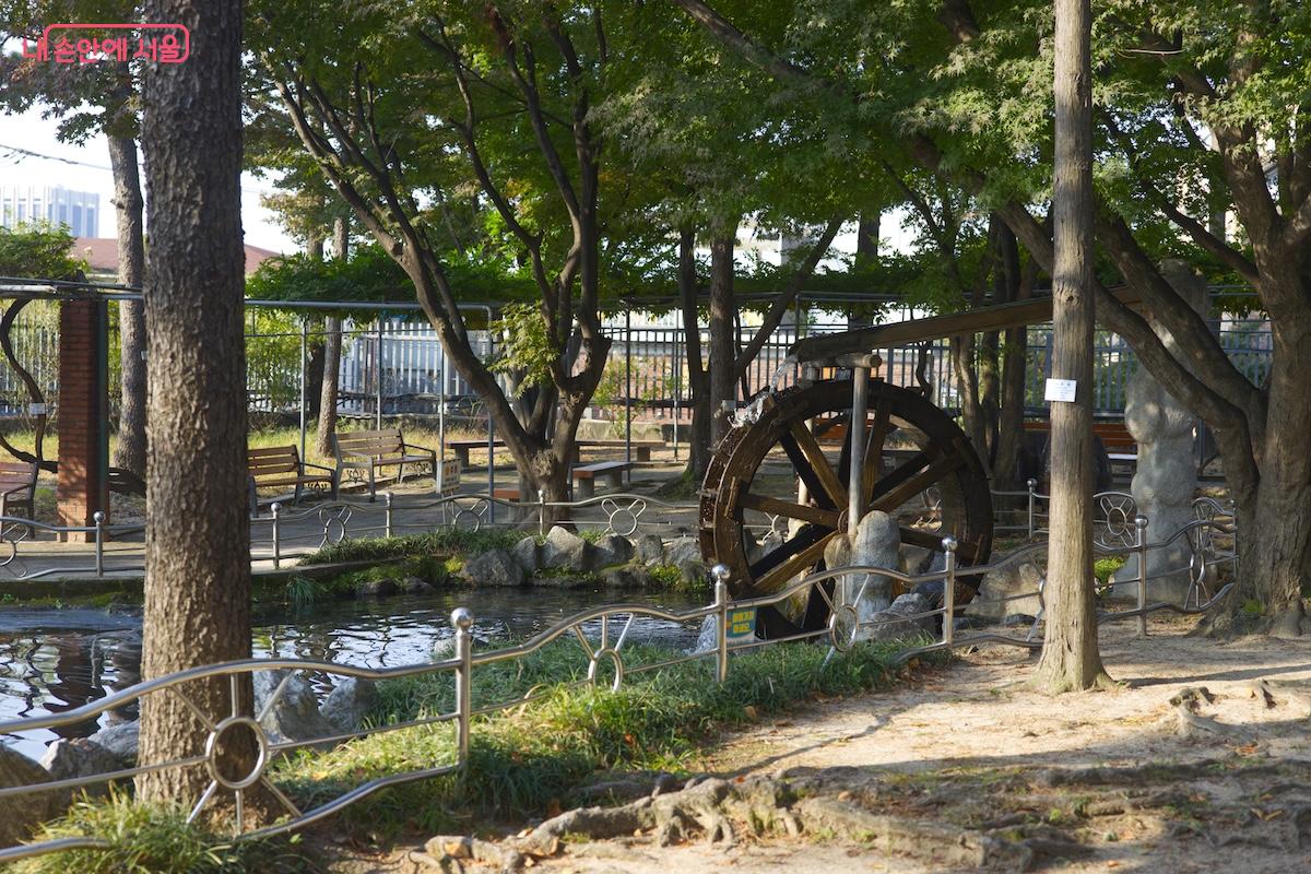 정독도서관은 특유의 고즈넉한 분위기 덕분에 그곳에 들르기만 해도 힐링이 되는 느낌이다. ©임중빈