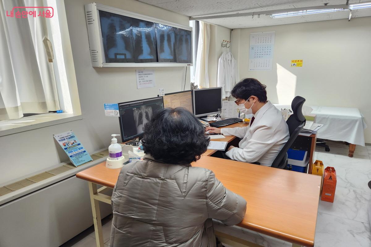직업환경의학과 전문의가 가사관리사의 건강검진 결과를 보면서 상담하고 있다.ⓒ윤혜숙