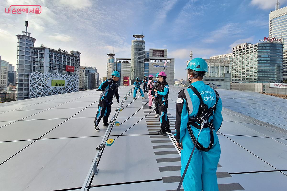 '디자인-역사-파노라마-미래' 구간마다 전문 해설사의 섬세한 이야기와 함께 서울의 숨겨진 보물들을 탐험하는 듯한 즐거움을  경험할 수 있다. ©백승훈