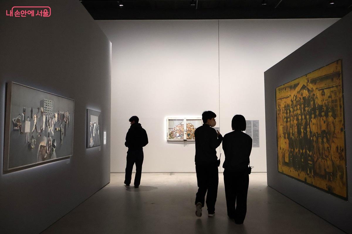 미술관 4전시실은 1980년대 사진 이미지를 통해 한국 사회의 역사와 현실을 성찰하는 작품으로 구성했다. ©이봉덕 