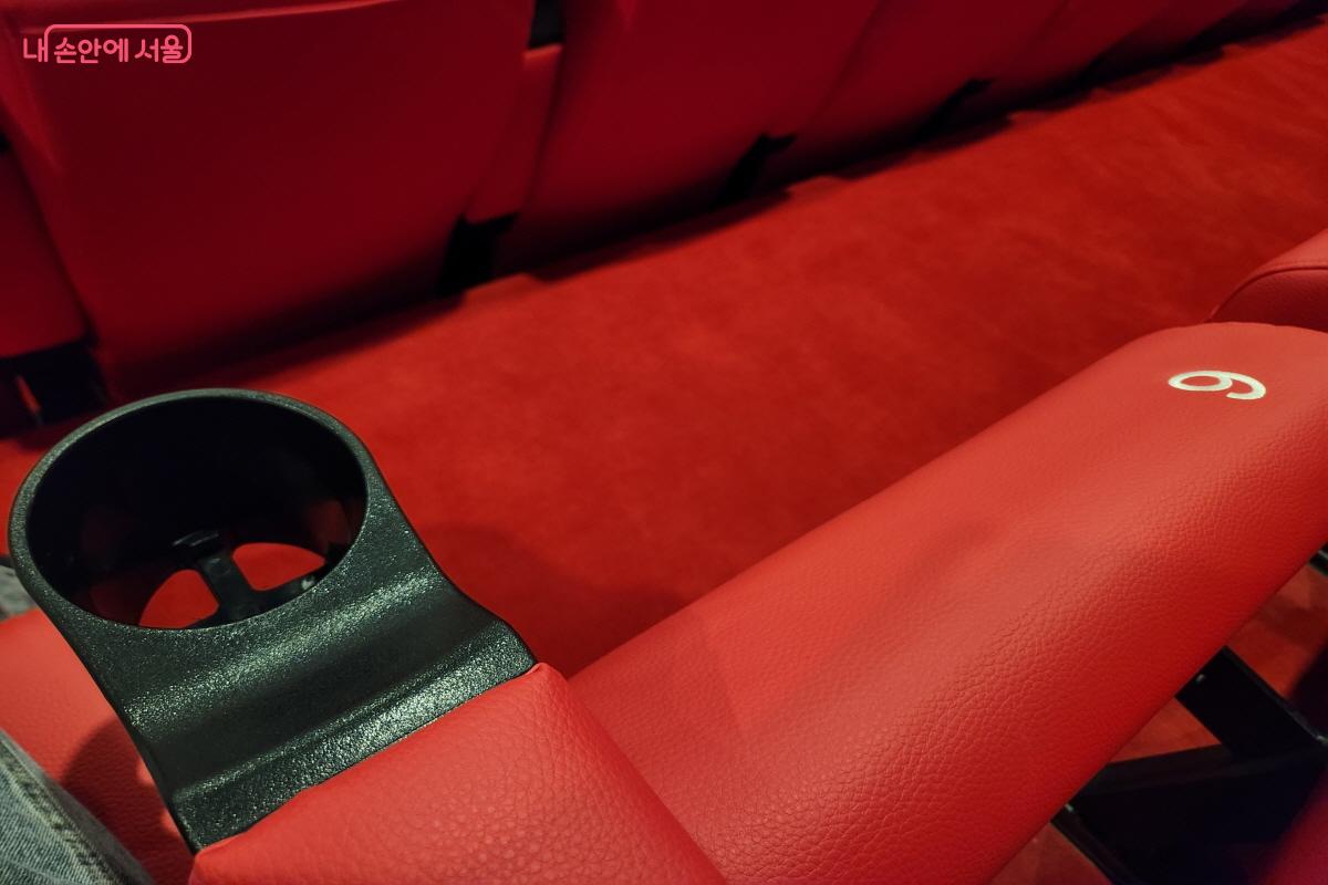 상영관마다 색을 달리하고 있다. ©윤혜숙