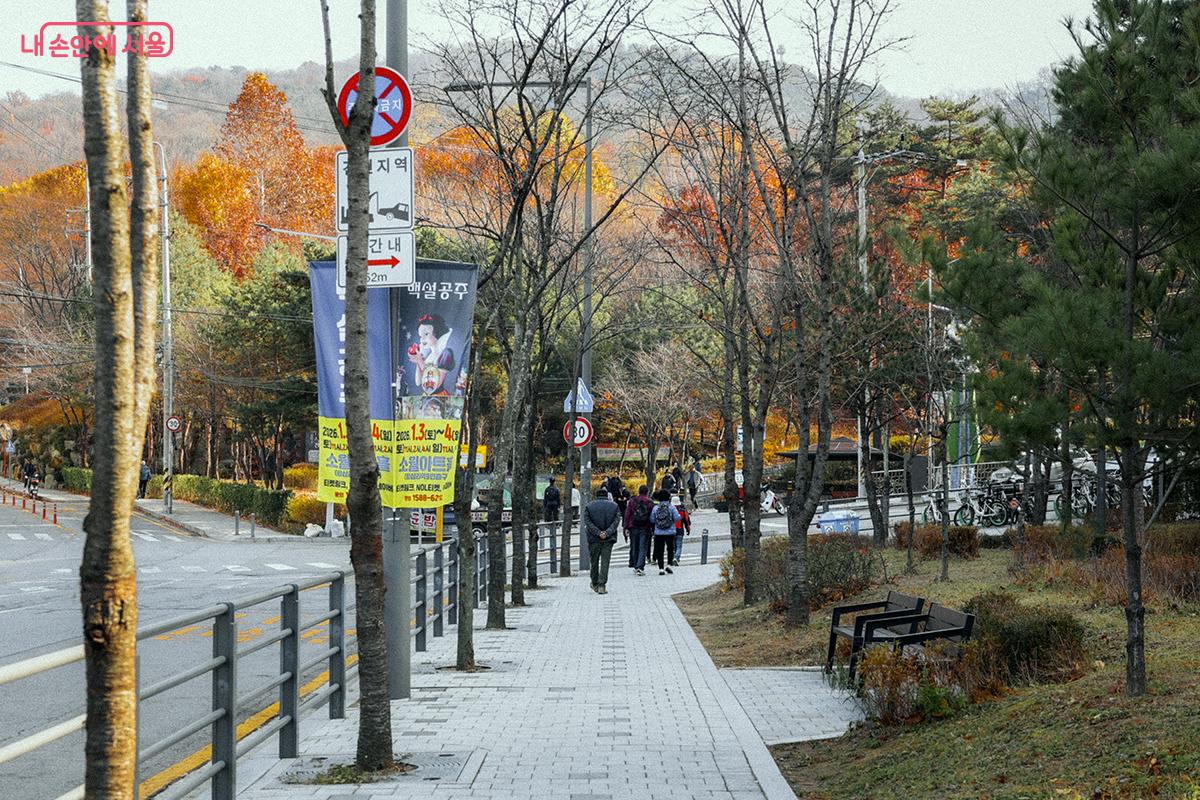 용마산 스카이워크로 가려면 7호선 사가정역 4번 출구에서 직진해 사가정공원 입구로 가자. ©김아름