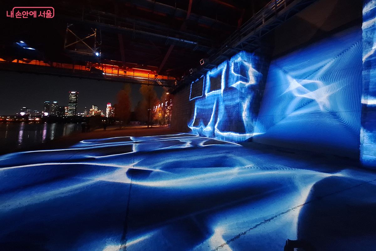 빛의 파동과 흑백 대비를 알고리즘으로 정교하게 구현한 양민하 작가의 ‘묵상 2025’ ©백승훈