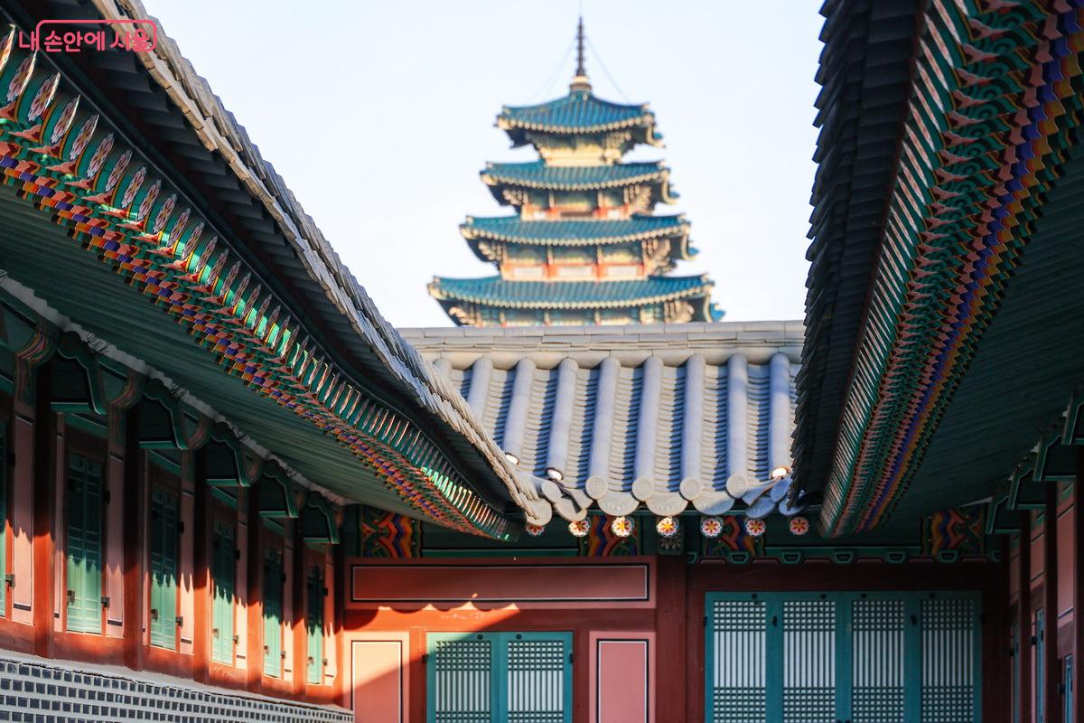 건물 사이로 보이는 국립민속박물관이 또 다른 모습으로 다가온다. ©박성환 