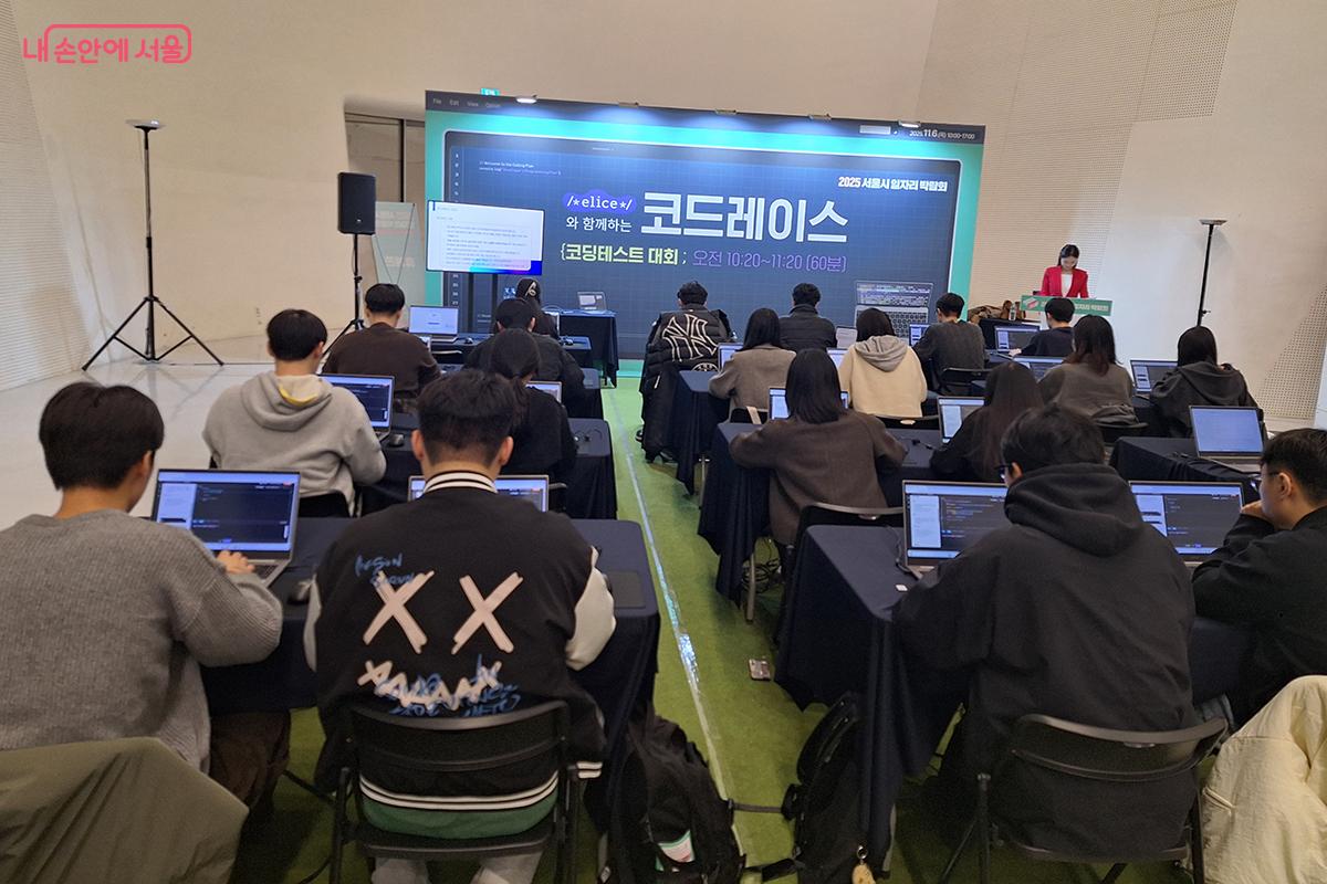 '코드레이스' 코딩 대회에 참가한 구직자들이 각자의 코딩 실력을 겨루고 있다. ©이혜숙