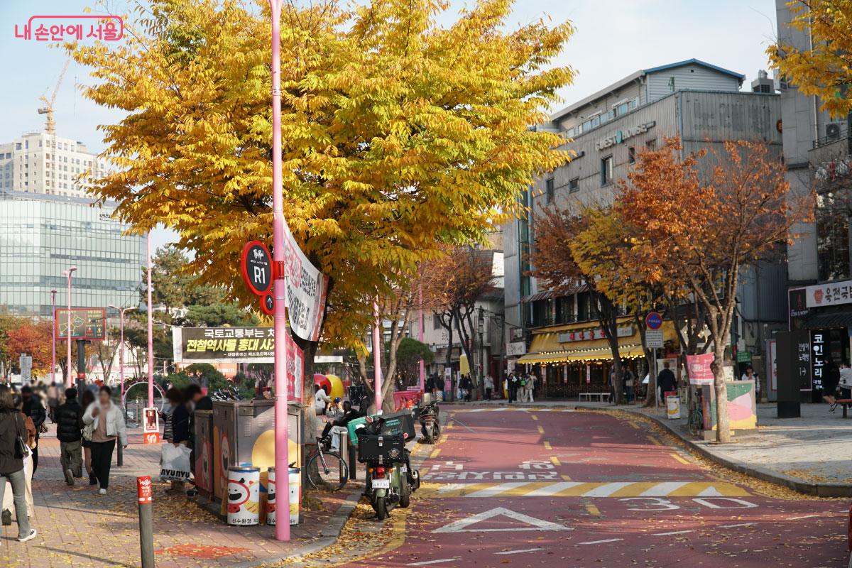 사람들이 항상 많은 홍대 레드로드 &copy;홍혜수