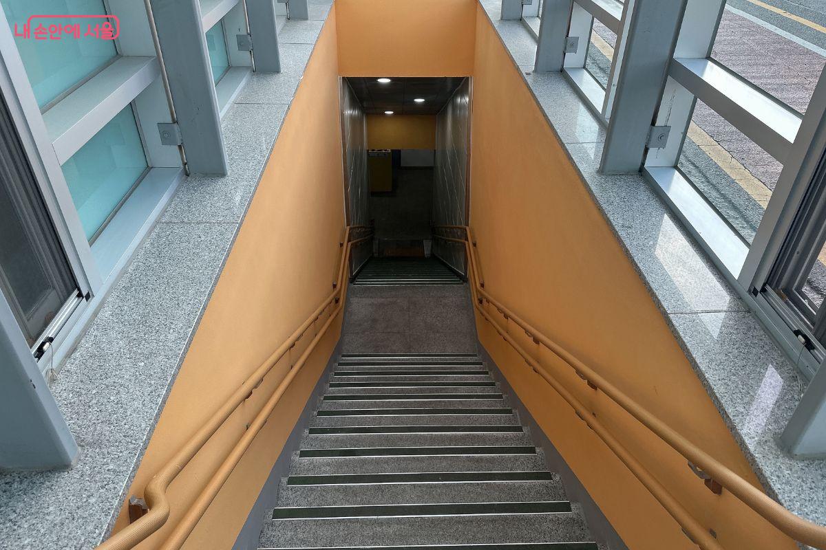 과거 냉전 시대에 조성된 것으로 추정되는 여의도 지하벙커로 내려가는 계단 ©김재형