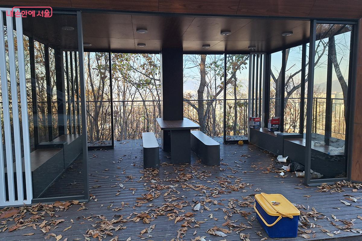 스카이워크 휴게실도 정식 개장을 앞두고 한창 마무리 공사 중이다. &copy;이혜숙