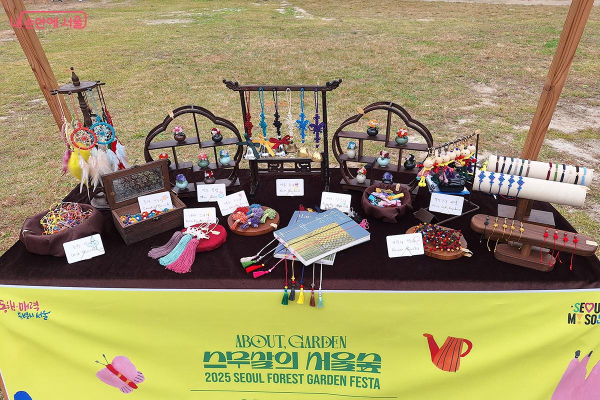 ‘예인공방’에서는 실팔찌, 브로치 등 다양한 제품을 선보였다. ©이혜숙