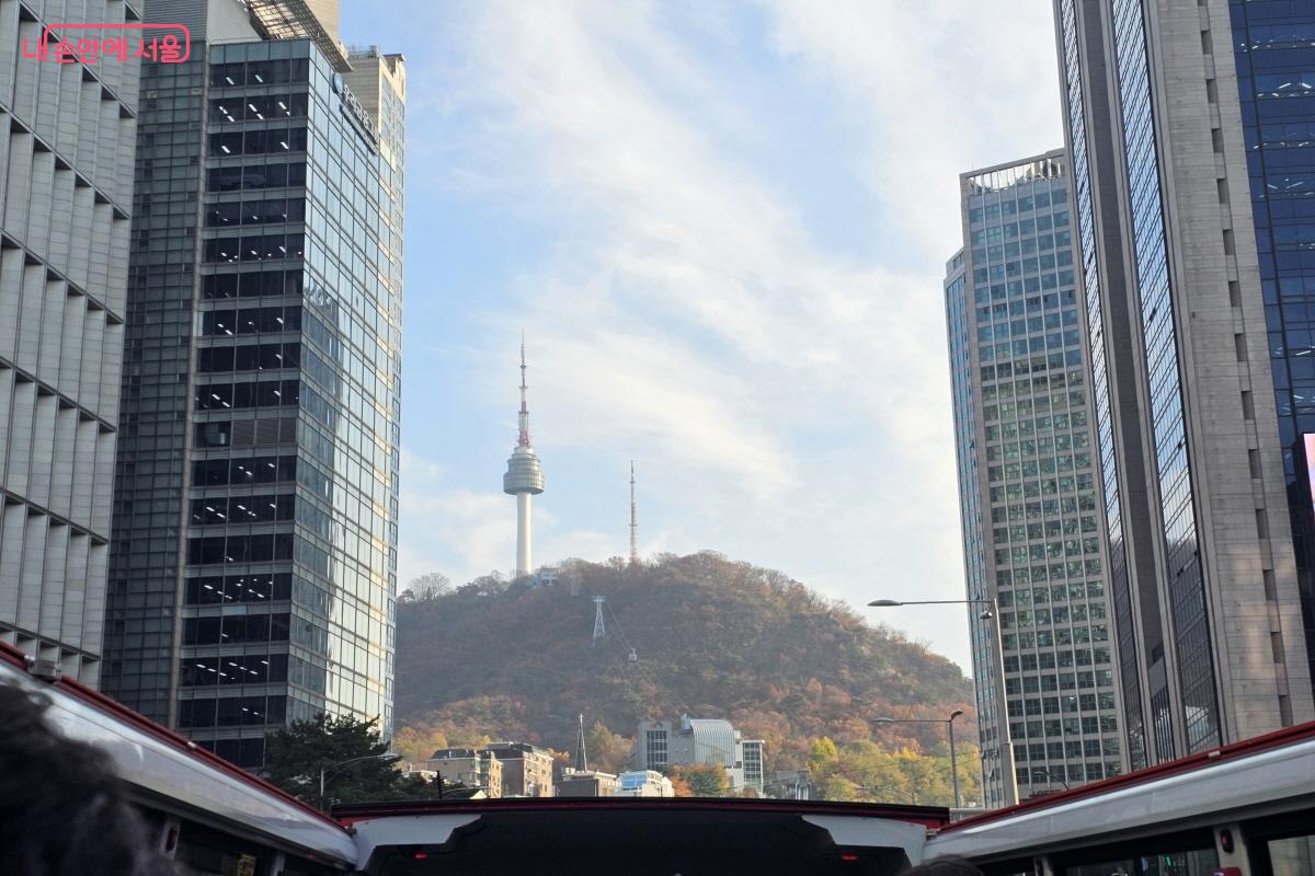 지붕이 열린 2층 버스에서 바라본 하늘과 남산의 모습 &copy;염지연