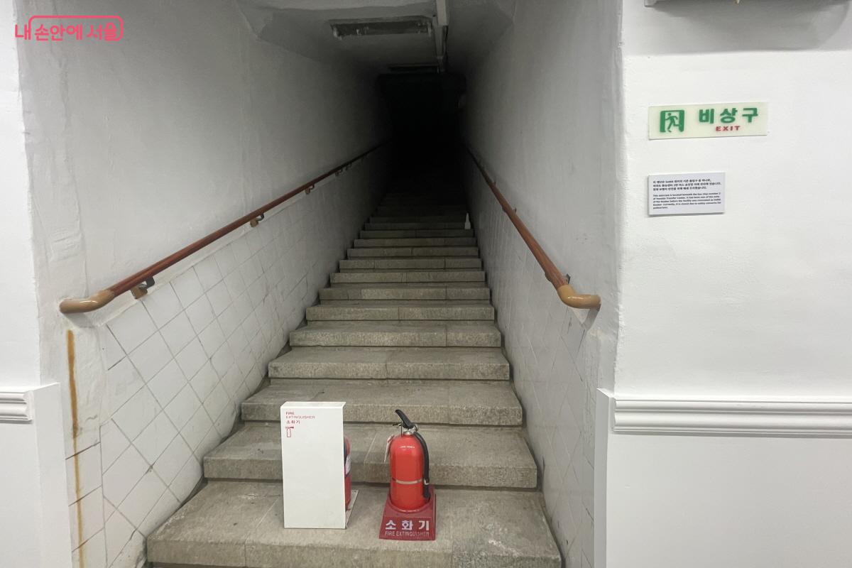 영화 <기생충> 속 공간과 닮아 신기했던 폐쇄된 출입구의 모습 ©이정민