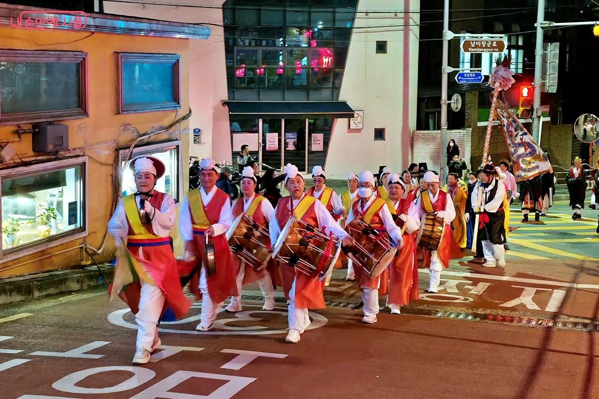 꽃받이 행렬이 부군당을 향해 행진하고 있다. &copy;장승철