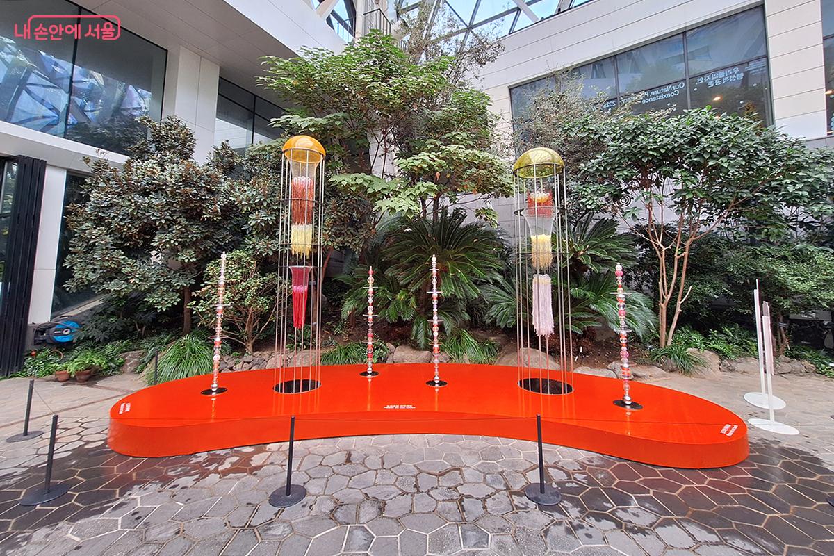 자연의 푸름과 대비되는 강렬한 원색의 조형미는 익숙한 재료를 낯선 형태로 빚어내 생장하려는 식물의 끈질긴 에너지를 웅변한다. ©정향선