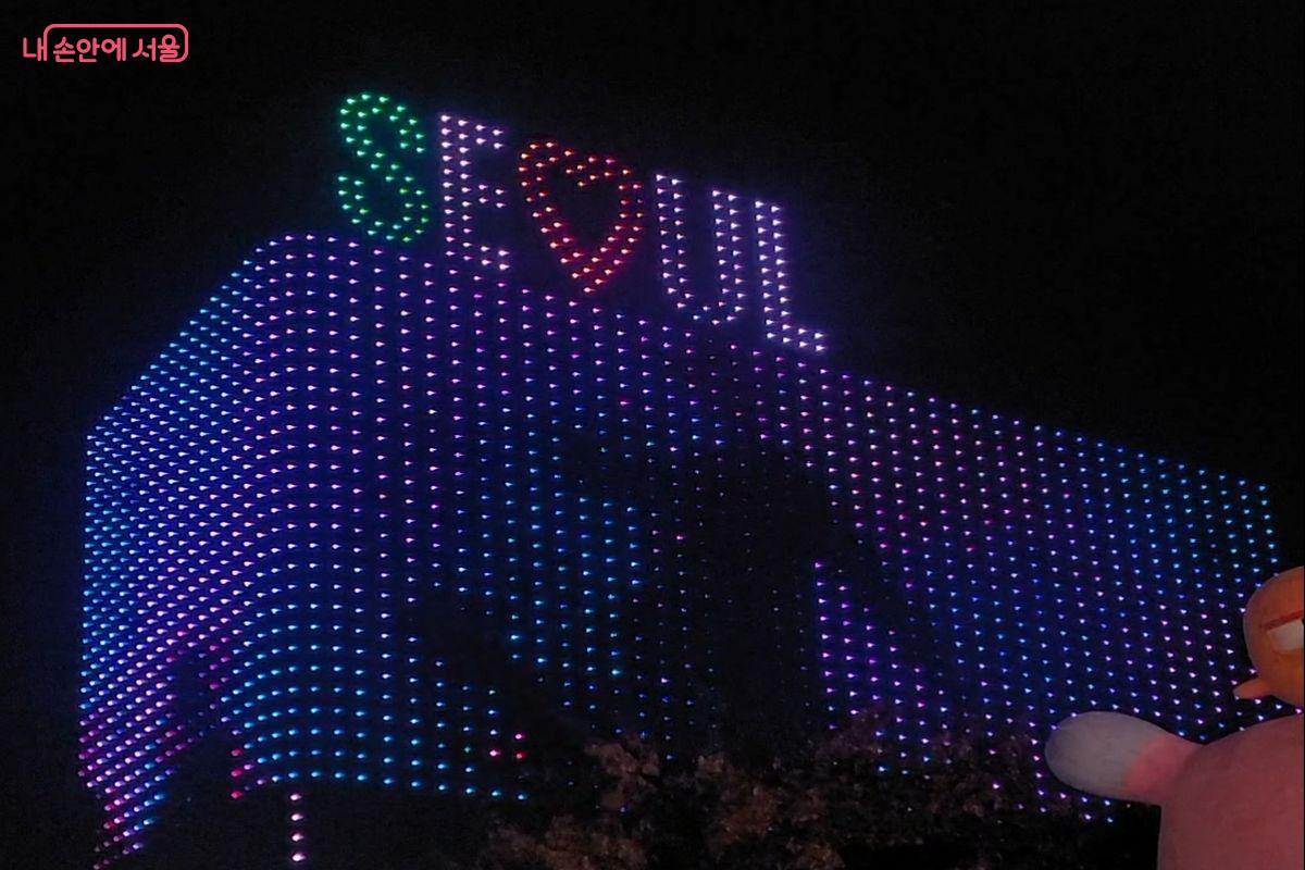 사자보이즈가 i'm  your idol 음악에 맞춰 춤추는 모습을 담았다.ⓒ이동영