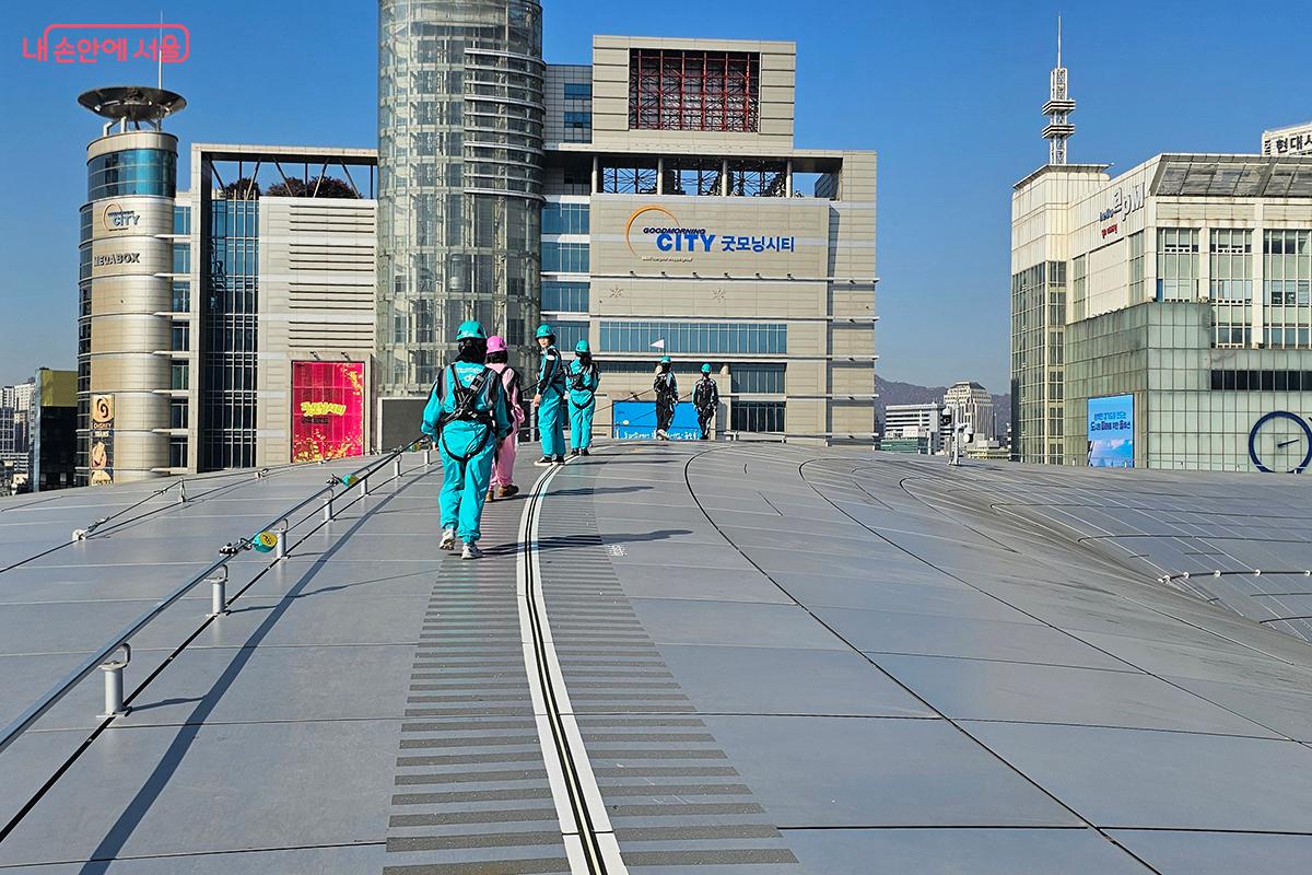 드디어 출발이다. 은빛 날개 위에 첫 발을 내딛는 순간, 옥상 위 바람은 숨결처럼 스쳐갔다. ©문청야