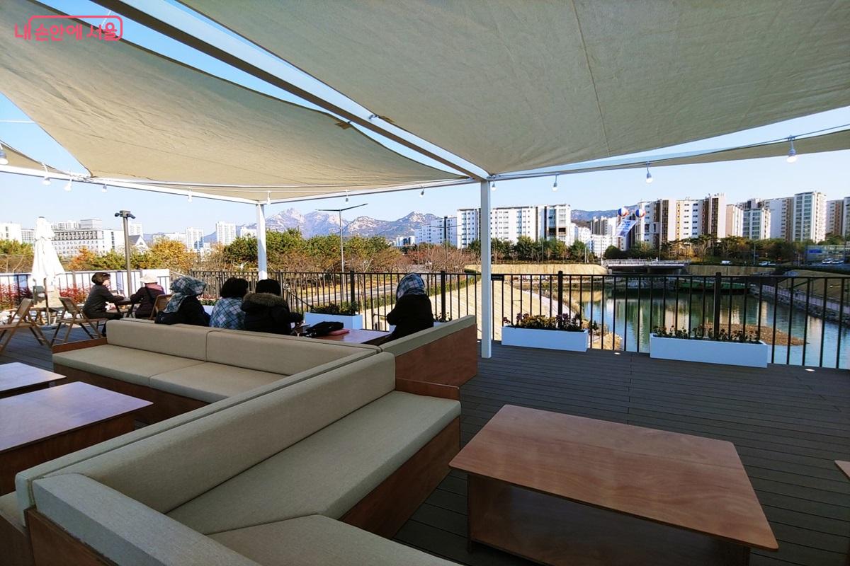 북한산 전경까지 품을 수 있는 '은평 에피소드' 루프탑 ©엄윤주