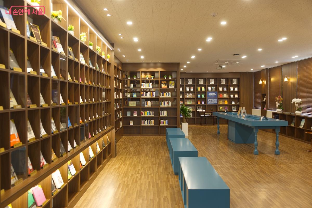 공공도서관 최초로 노벨문학라운지가 조성됐다는 데에 큰 의미가 있다. ©임중빈